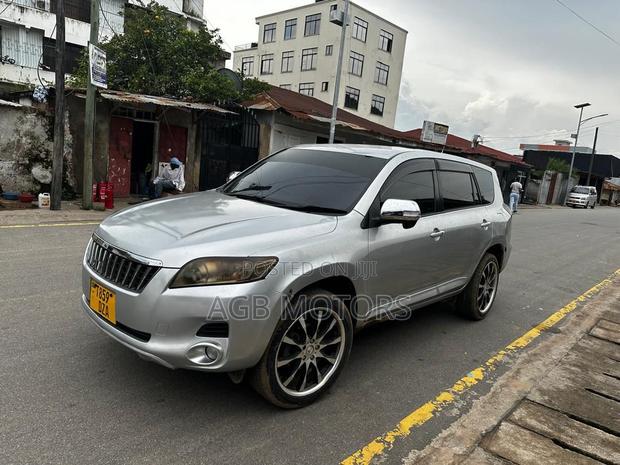 Toyota Vanguard 2010 Silver