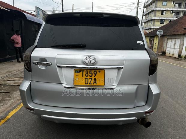 Toyota Vanguard 2010 Silver