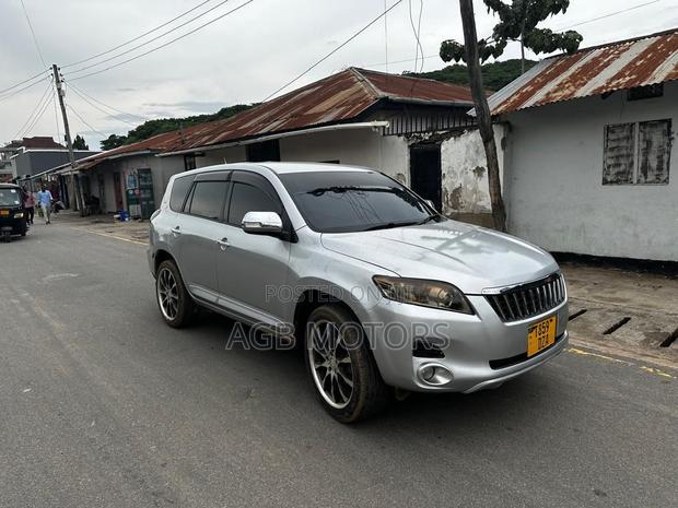 Toyota Vanguard 2010 Silver