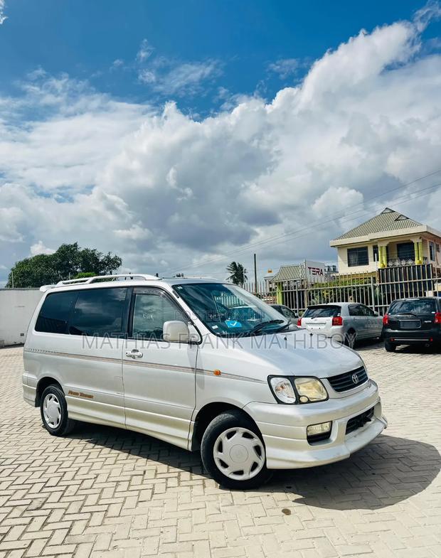 Toyota Noah 2001 Silver