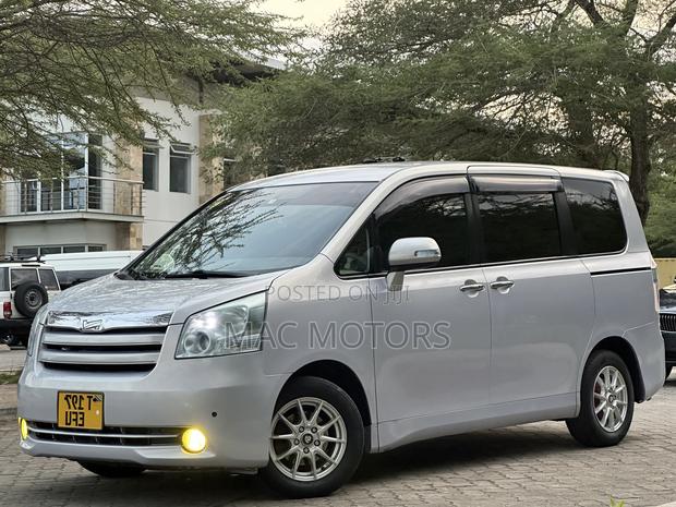 Toyota Noah 2010 Silver
