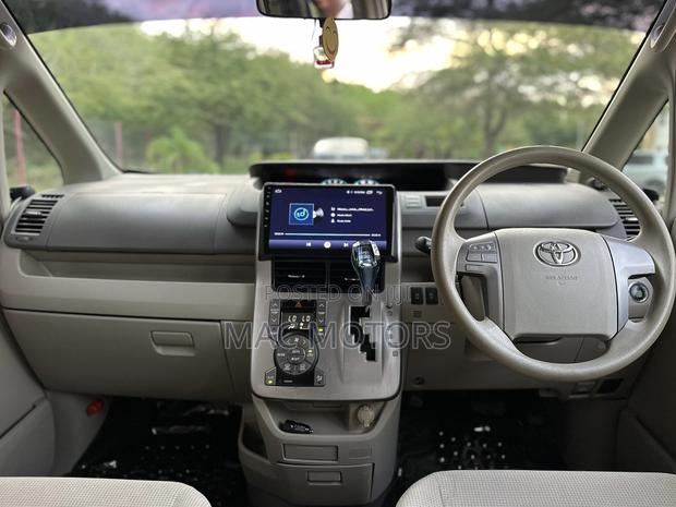 Toyota Noah 2010 Silver
