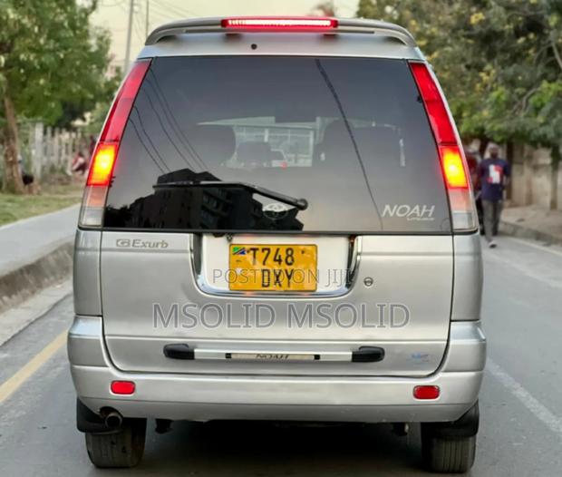 Toyota Noah 2002 Silver