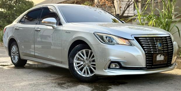 Toyota Crown 2016 Silver