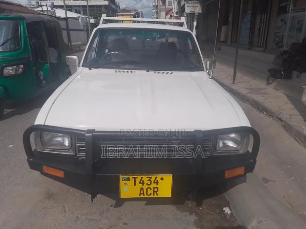 Toyota Hilux 2000 Pearl