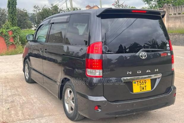 Toyota Noah 2004 Black