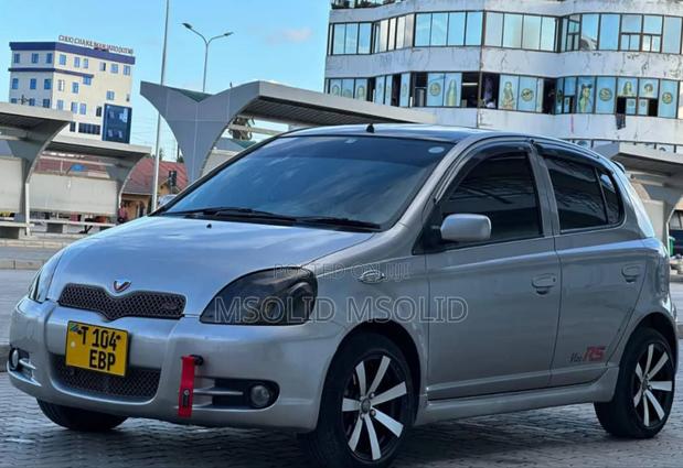 Toyota Vitz 2002 Silver
