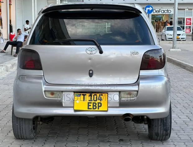 Toyota Vitz 2002 Silver