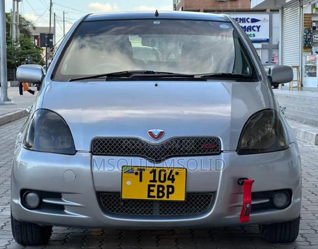 Toyota Vitz 2002 Silver