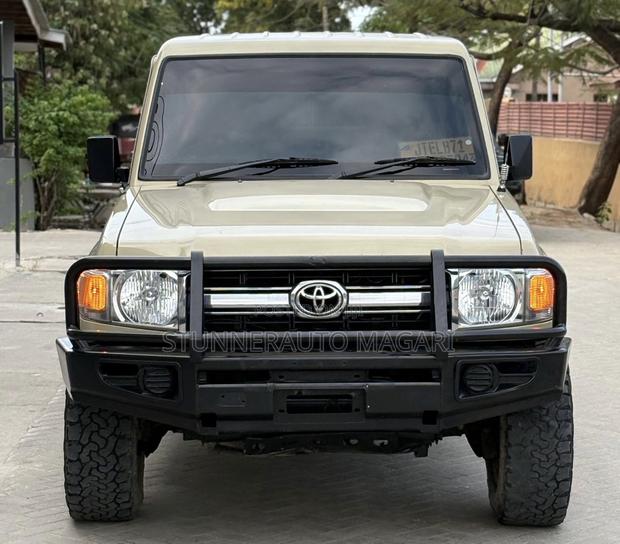 Toyota Land Cruiser 2013 Gold