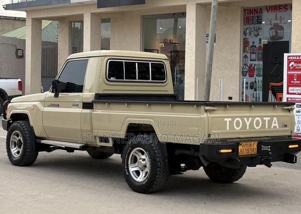 Toyota Land Cruiser 2013 Gold