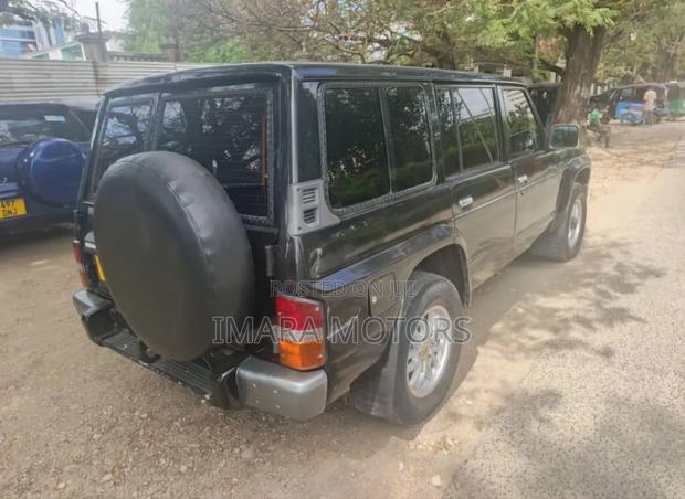 Nissan Patrol 2000 Black