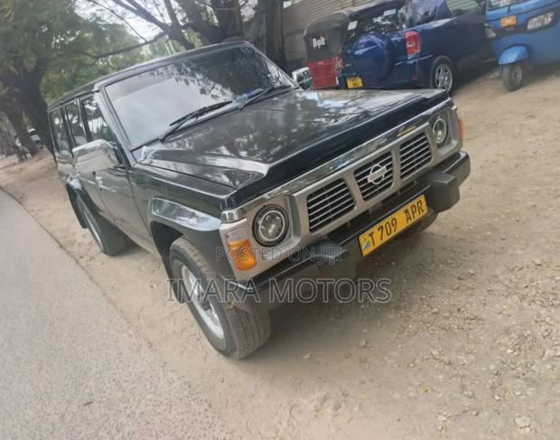 Nissan Patrol 2000 Black