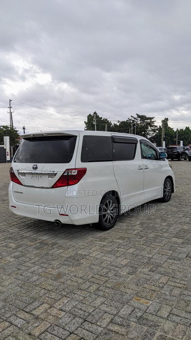 Toyota Alphard 2.4 Petrol FWD 2011 White