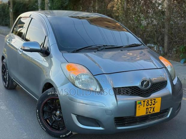 Toyota Vitz 2008 Silver