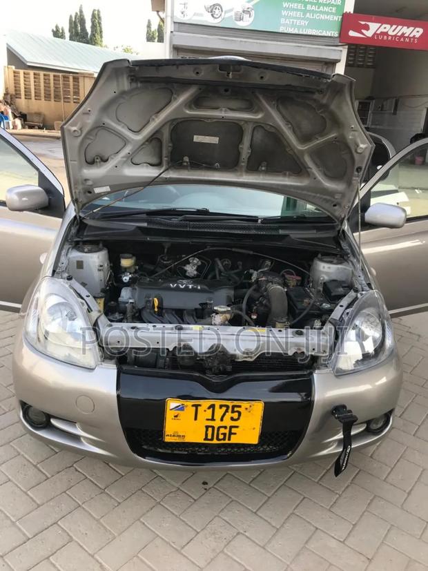Toyota Vitz 2006 Gray