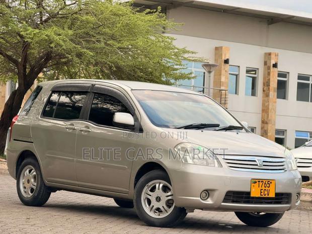 Toyota Raum 2005 Gold