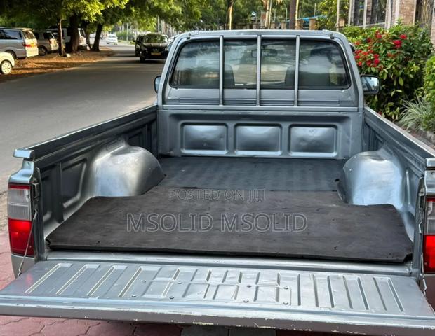 Toyota Hilux 2002 Gray