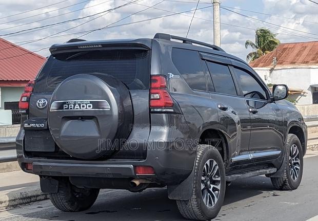 Toyota Land Cruiser Prado 2018 Gray