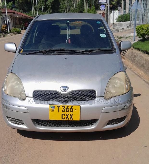 Toyota Vitz 2005 Silver