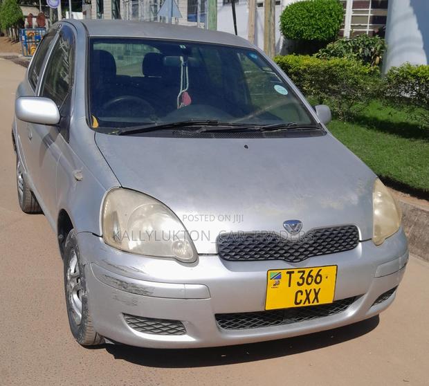 Toyota Vitz 2005 Silver