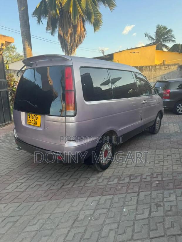 Toyota Noah 2003