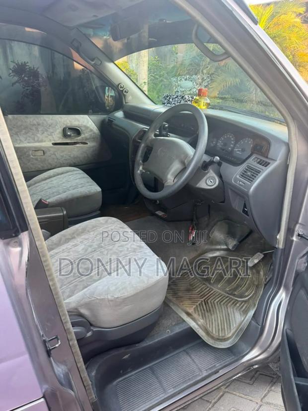 Toyota Noah 2003