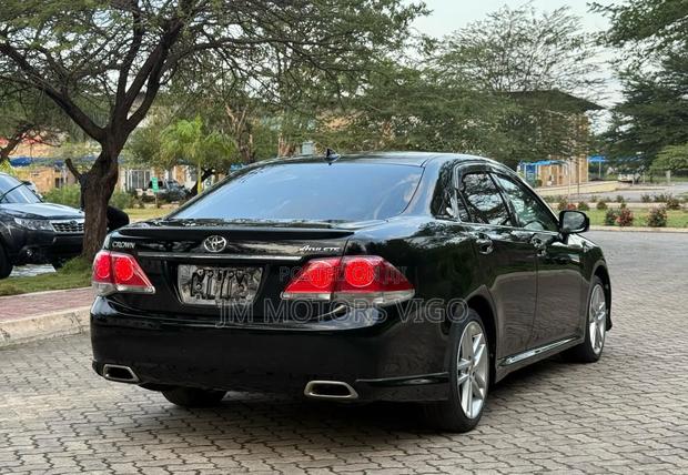 Toyota Crown 2012 Black