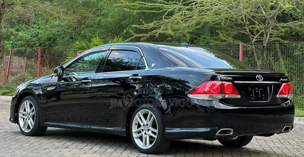 Toyota Crown 2012 Black