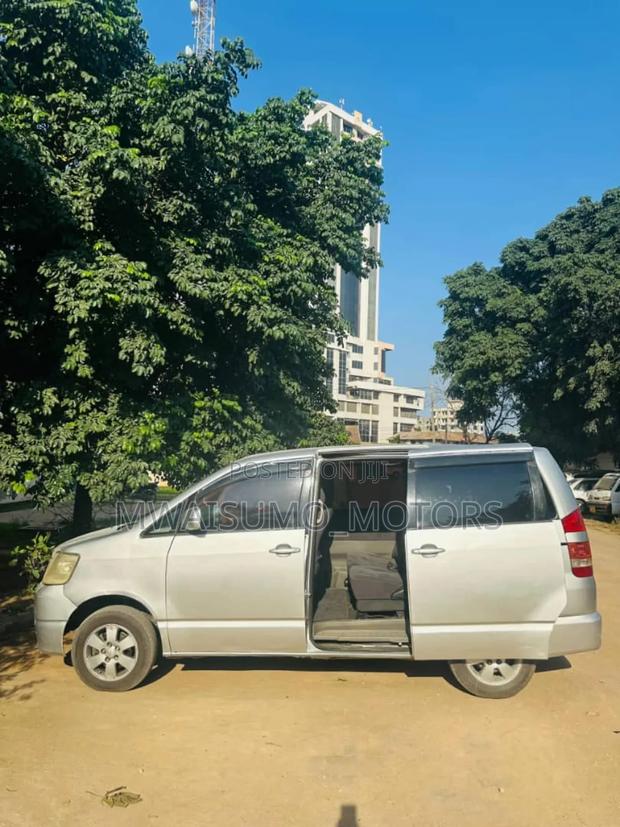 Toyota Noah 2002 Silver