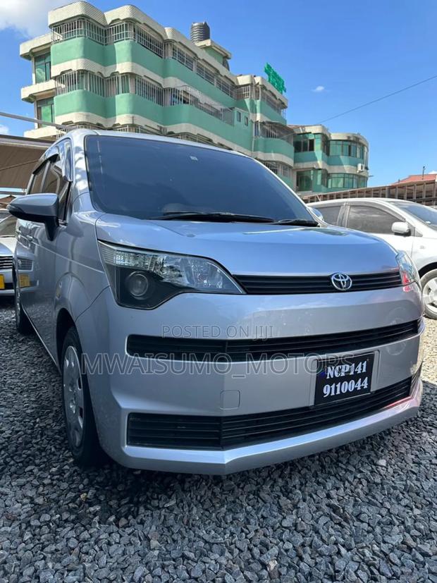 Toyota Spade 2014 Silver