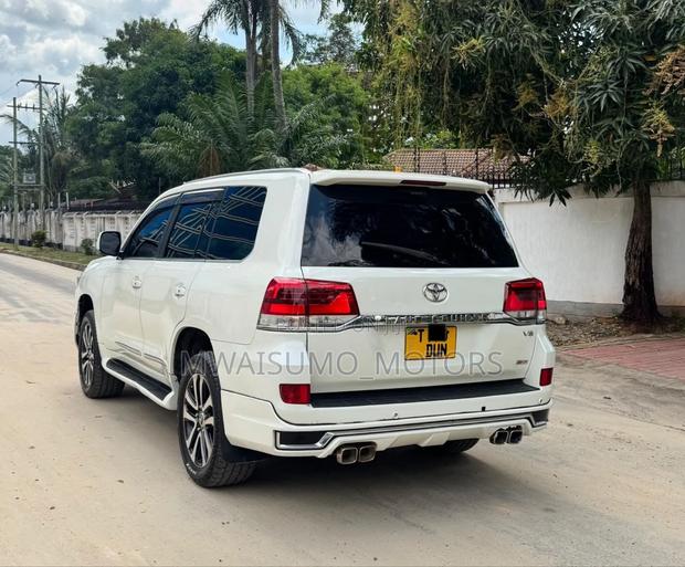 Toyota Land Cruiser 2010 White