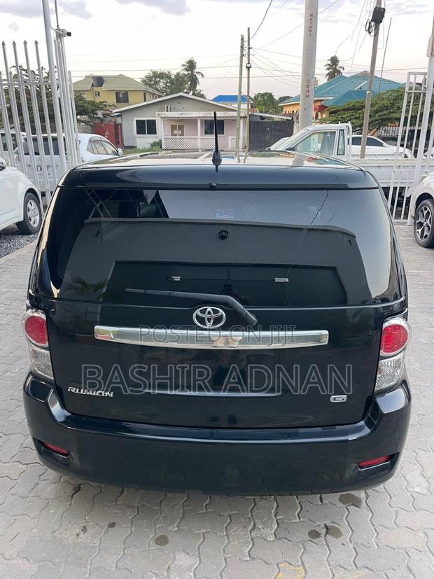Toyota Corolla Rumion Hatchback 1.5 FWD 2012 Matt Black
