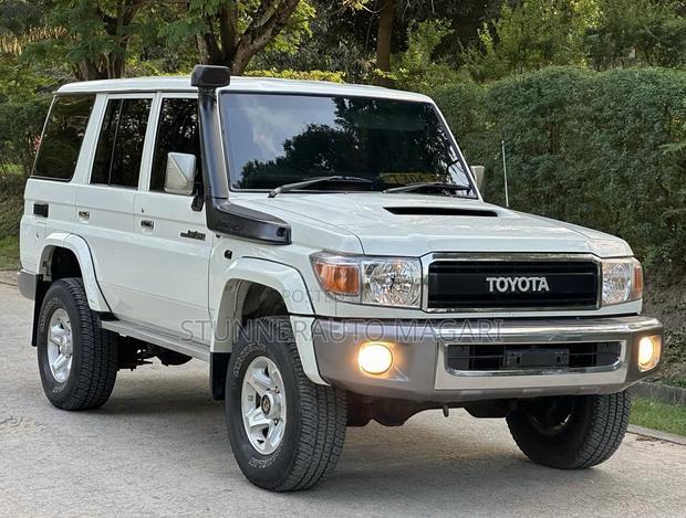 Toyota Land Cruiser 2016 White