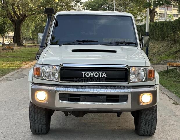 Toyota Land Cruiser 2016 White
