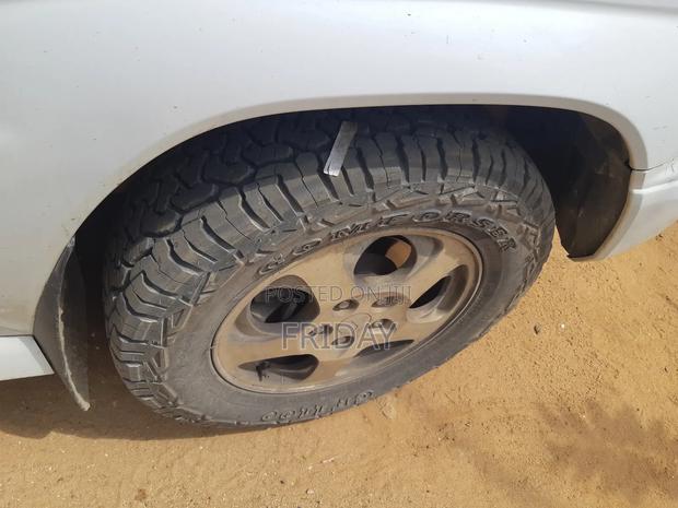 Mitsubishi Pajero 2000 White