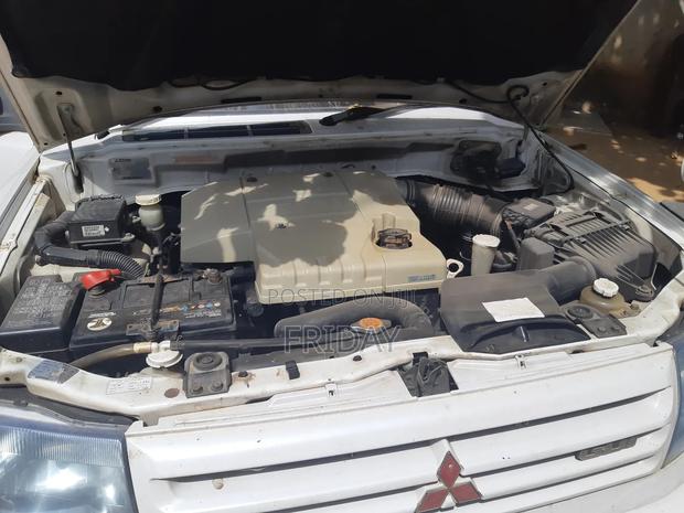 Mitsubishi Pajero 2000 White