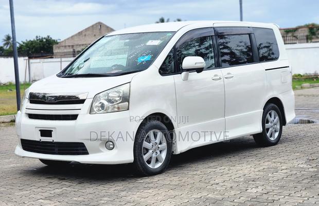 Toyota Noah 2.0 143hp AWD (8 Seater) 2008 White