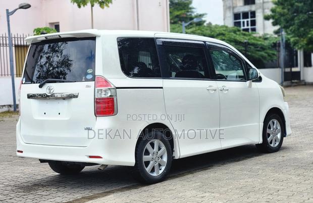 Toyota Noah 2.0 143hp AWD (8 Seater) 2008 White