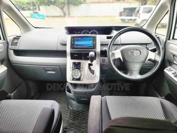 Toyota Noah 2.0 143hp AWD (8 Seater) 2008 White