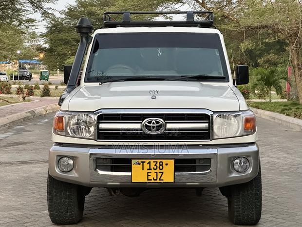 Toyota Land Cruiser 2010 White