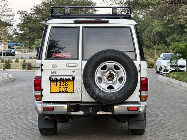 Toyota Land Cruiser 2010 White