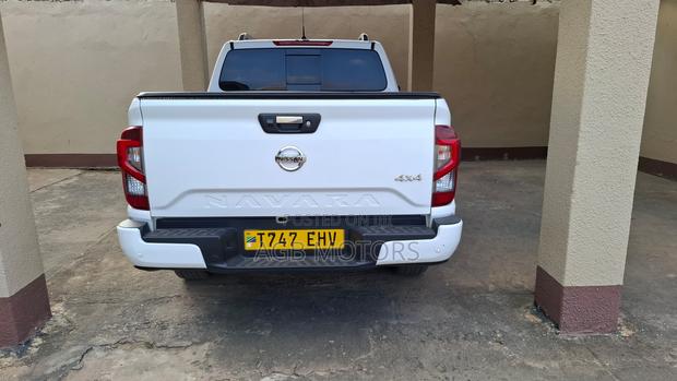 Nissan Navara 2023 White
