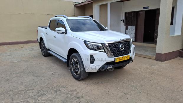 Nissan Navara 2023 White