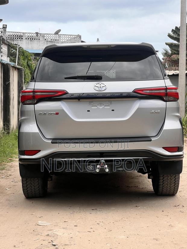 Toyota Fortuner 2.4 D RWD 2023 Silver