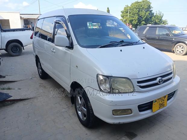 Toyota Noah 2.0 AWD (8 Seater) 2001 White