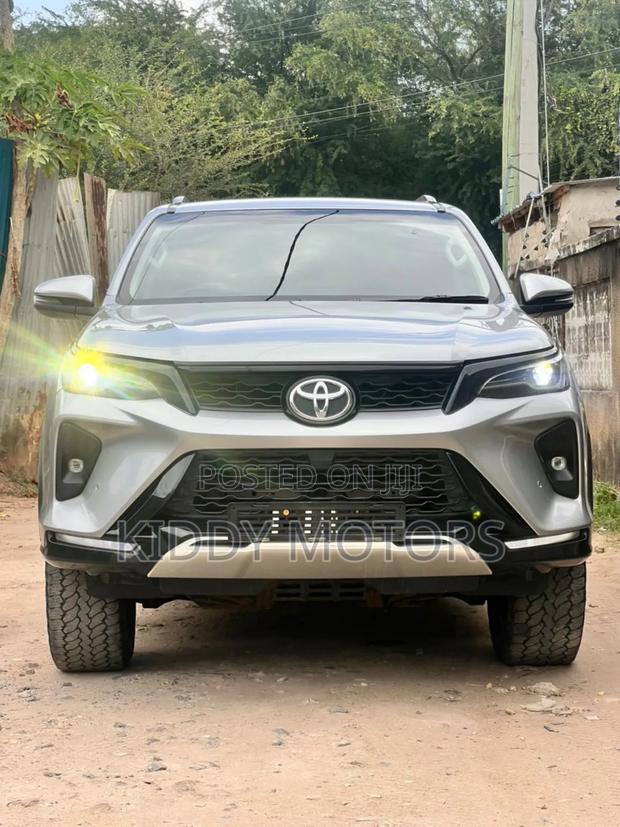 Toyota Fortuner 2023 Silver