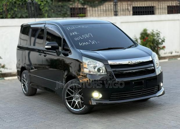 Toyota Noah 2.0 143hp FWD (8 Seater) 2009 Black