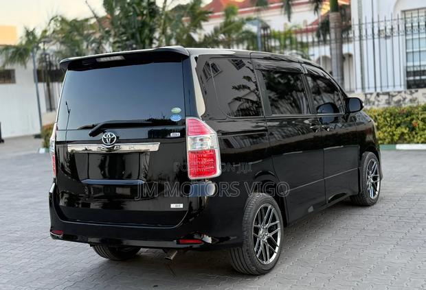 Toyota Noah 2.0 143hp FWD (8 Seater) 2009 Black
