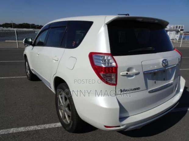 Toyota Vanguard 2009 White